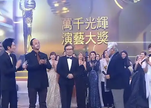 tvb颁奖礼狄龙颁奖给姜大卫力破不和传闻,儿子爆冷成双料视帝
