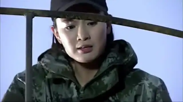 我是特种兵唐心怡还真是够猛的,竟直接爬上去报复
