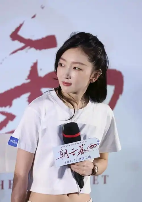 32岁周冬雨出席电影首映礼,造型简约大方宛如邻家小妹,有女人味