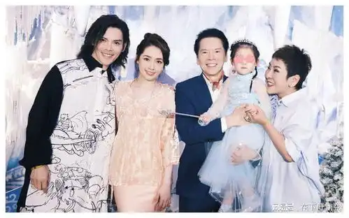 向太术后带伤工作,被五六个人簇拥照顾,向华强给她当助手超温柔