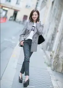 好久不街拍的薇姐真的好韵味简洁干练的格纹西装净清的白色裙装
