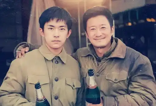 从组合的丑小孩,到如今的顶流,易烊千玺是如何弯道超车的