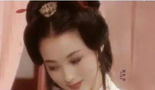 45岁蒋勤勤生图剧照曝光,造型罕见翻车,表情僵硬被指明显衰老

