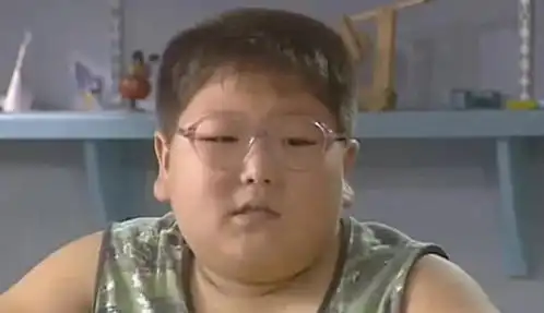 快乐星球胖子的现状,穿西装打领带比小时候瘦,侧脸很帅