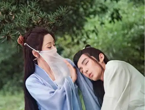 杨紫新剧中竟发现了延禧攻略的纯妃她身边这是冯绍峰么