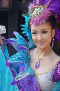 她是傻乎乎的洪宝莲,也是迷人的妖精,现实生活中的她是这样的
