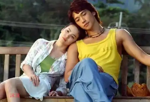 宋慧乔穿粉色连衣裙酒店玩自拍,展现好身材,嘟嘟嘴尽显可爱本色