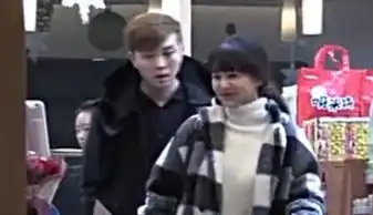 杨紫与男友车内热吻缠绵照曝光男友疑富二代