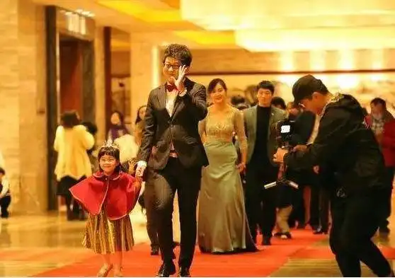 相片故事幼儿园年会成贵族攀比,老师一句话骂声四起,谁还记得270万贫困生
