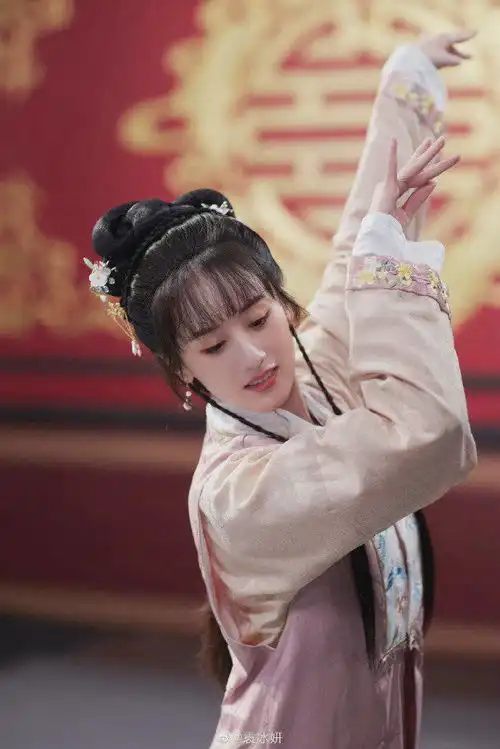 袁冰妍剧照,妹妹愧是学舞蹈的,小五花摇的还不错奥