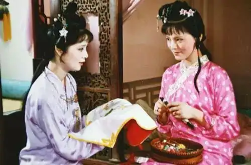 完美少女薛宝钗热烈持久的追求贾宝玉,她的爱情恰如春雨润物细无声