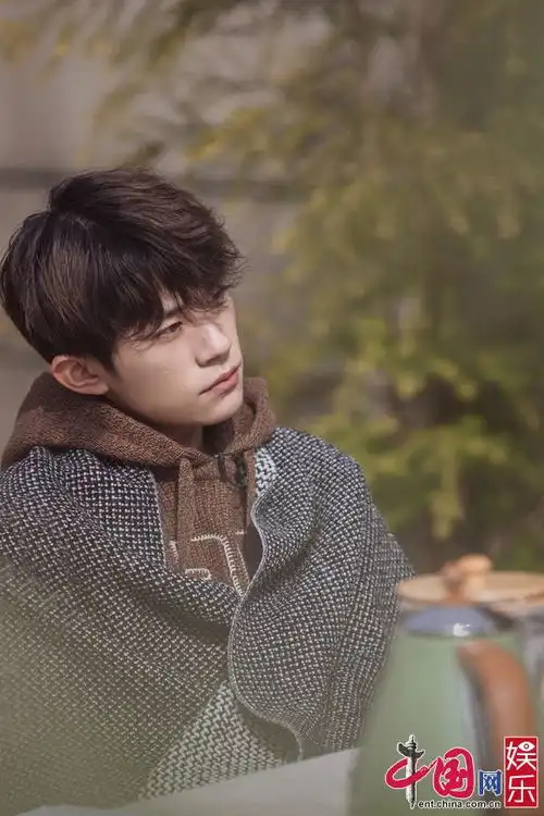 朋友请听好易烊千玺连帽马甲文艺复古直播状态佳