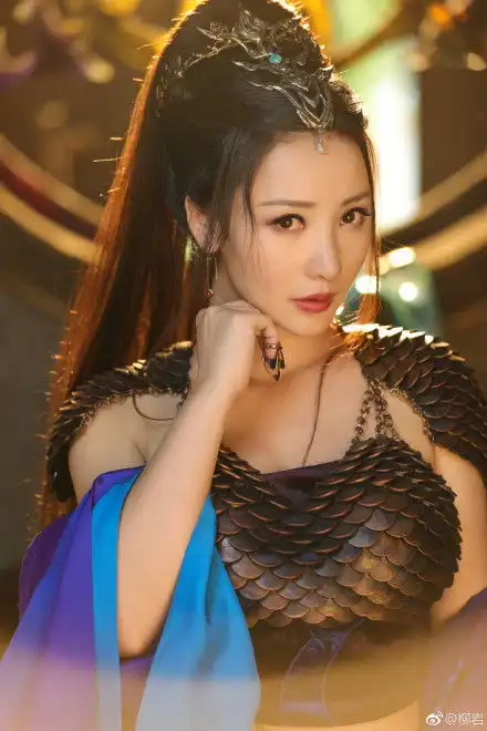 柳岩晒武动乾坤私房照铁鳞软猬甲上围突出尽显s曲线