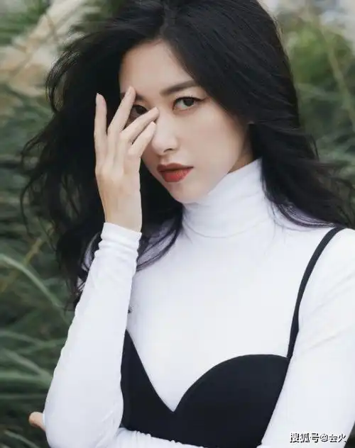 朱珠婚后与老公罕露面,身材圆润不少被疑怀孕,贴心用手捂住肚子
