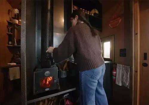 夫妻用废旧材料打造离网蜗居