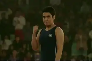 为摔跤吧爸爸剃短寸,可长发的她竟然这么美