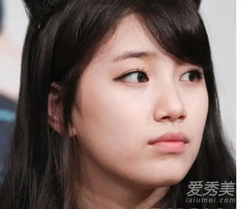 韩国女孩有一双好眼睛,但是她们不太擅长画眼线
