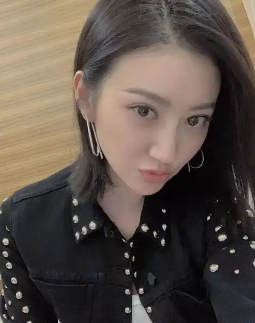 景甜懒理分手传闻录制节目心情大好,和小7岁小花同框也轻松碾压
