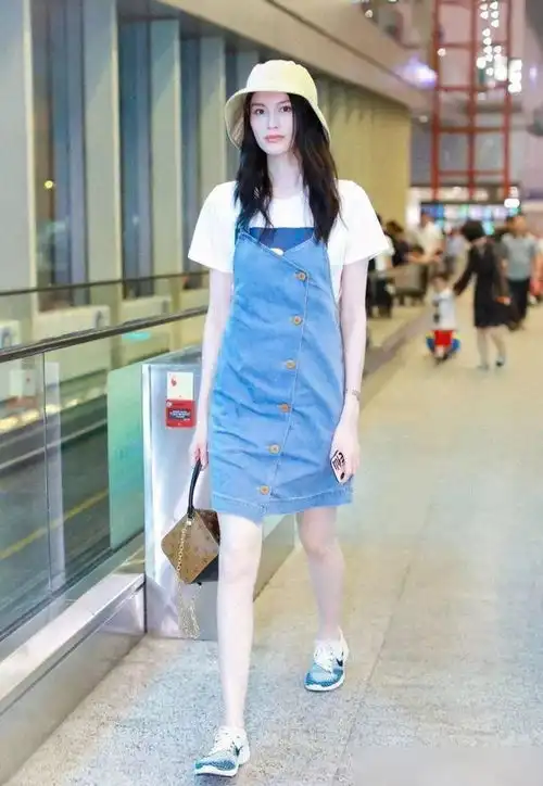 扔掉你的高跟鞋吧,今年流行穿海绵鞋,搭配连衣裙减龄又显高
