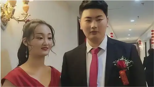 大衣哥亲家是首富儿媳回门宴造型太淑女,撞脸乡村爱情王云