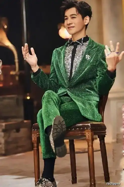 肖战墨绿色西装,王俊凯果绿色西装,你觉得谁把绿色穿得最有型