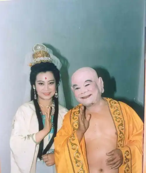 无法重拍的瞬间唐僧搂着观音,如来穿军大衣,八戒骑黑毛驴,沙僧吸烟