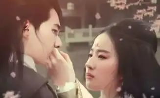 14年前给刘亦菲撑伞的杨幂,今反超刘亦菲,12年间她做了什么
