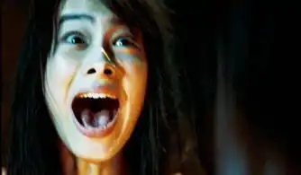 女子夜行突遇骷髅人逃跑时撞灯杆头晕目眩