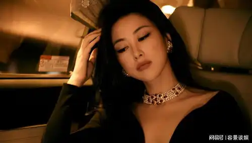 香港这一天,朱珠深v性感撩人,70岁林青霞优雅,陈冠希老了太多