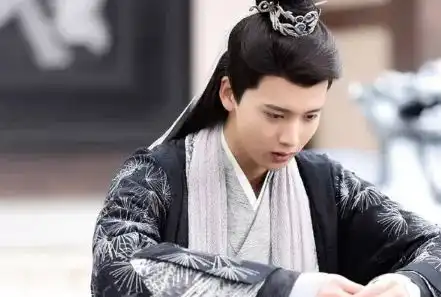 还记得双世宠妃中的流觞吗如今画眼影戴金丝眼镜,a爆全场
