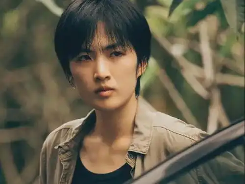 姚安娜有个好爸爸,一点表演没学过,直接当上猎冰女主角了
