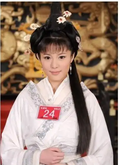 她出道便被姑父捧为女主,姑父另结新欢后,她也沦为了十八线演员
