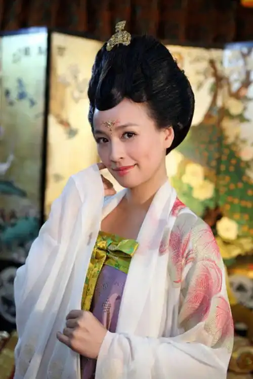 张庭是如何把冻龄女王人设,打造成赚钱工具庭秘密的

