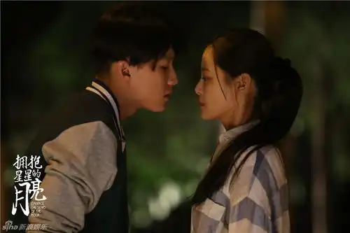 组图拥抱星星的月亮初吻上演甜蜜爱恋