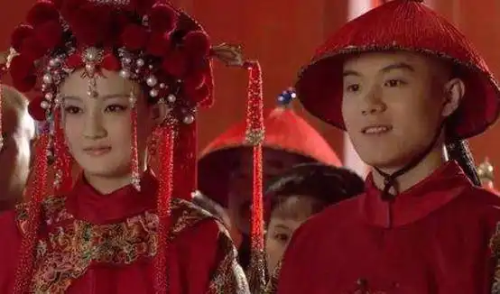 甄嬛传都是甄嬛的妹妹,为啥玉娆黑天出嫁,浣碧就是白天