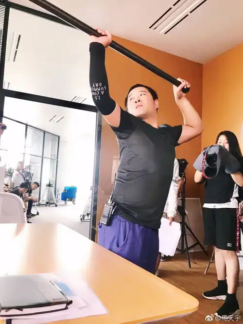年度最帅场工马天宇现身悲伤逆流成河剧组
