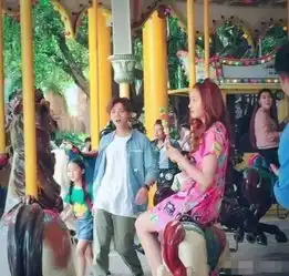 甜蜜暴击剧照,鹿晗和女友关晓彤出现在游乐园,真的是太甜了