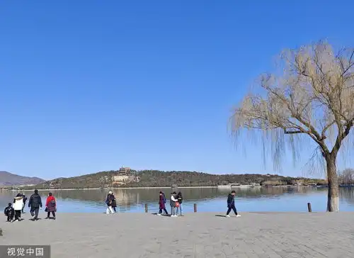 北京天气晴好颐和园碧水蓝天
