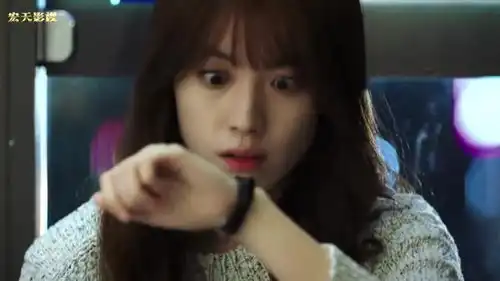 w两个世界女孩在公交车站等车,手表指针突然飞速旋转