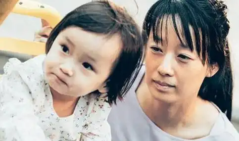 马伊琍发了一张照片,网友泪目你是个特别棒的妈妈和演员
