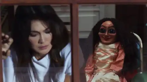 女主人独自做家务,殊不知在她身后,娃娃一直盯着她