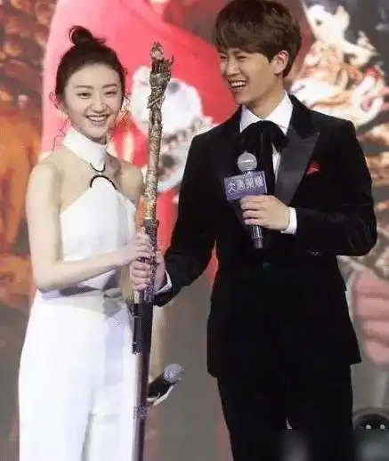 成龙不敢碰她,甄子丹不敢搂她,王思聪不敢怼她,却被他当众亲