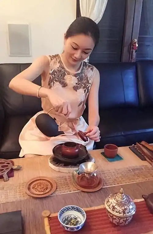 张艺谋疑似婚变被曝私下做财产公证,陈婷取消妻子认证
