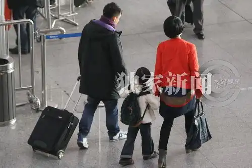 独家黄磊一家三口现身机场幸福牵手其乐融融
