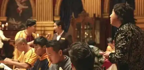 西红柿首富沈腾吃3斤大龙虾喝82年拉菲摄影师曝光真相,笑抽了
