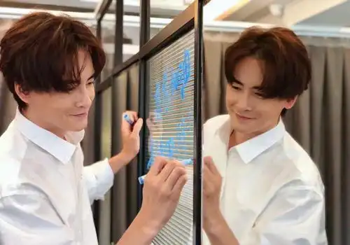 郑元畅抱ella甜蜜合影,再现15年前蔷薇之恋回忆杀
