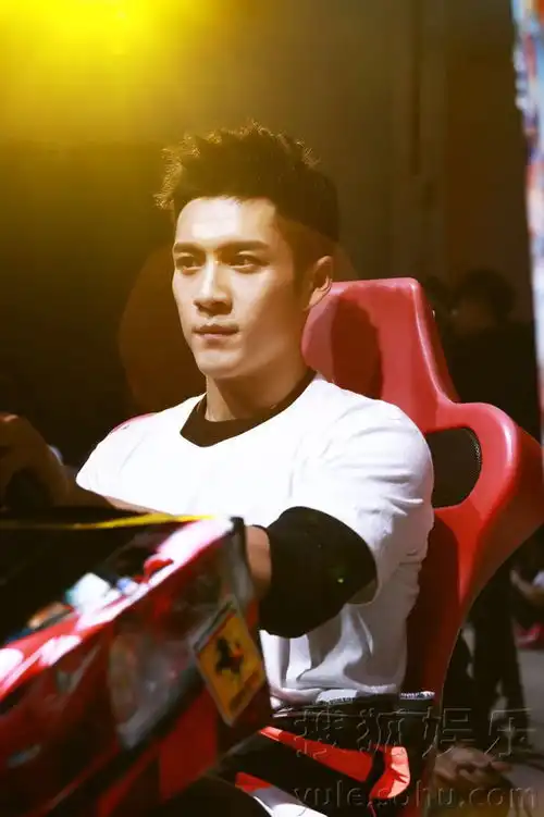 韩东君发布会显本色专业飙车老司机