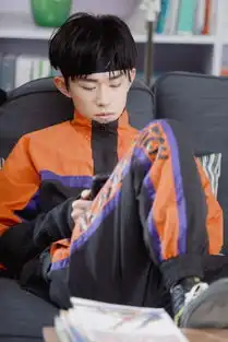 易烊千玺拍摄花絮照曝光化身发带少年元气满满