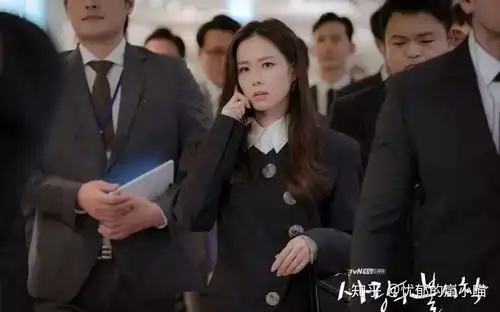 爱的迫降尹世莉穿搭,南韩李佳琦的乡村爱情甜到齁
