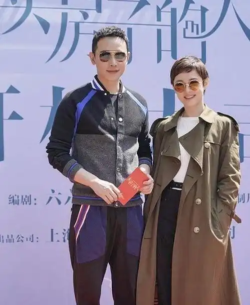 孙俪新剧一套西装搞定职场穿搭,气场太盛,一旁海清都变小女人了